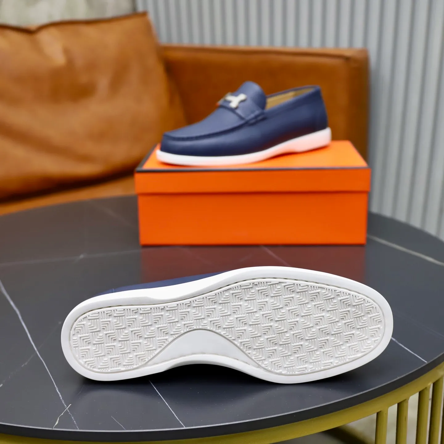 Ex-factory price: 560💰Hermès/Hermès slip-on men's shoes. This shoe is made of imported pebbled cowhide. It has simple and smooth lines and is combined with aerodynamically designed 3CM rubber foam ultra-light soles! Youthful and fashionable, classic H-shaped hardware buckle decoration, calf lining gently wraps the feet, with logo cowhide feet, casual and urban style, highlighting youthful vitality, sports and leisure version, super versatile, code number: 38-39-40-41-42-43-44 standard leather shoe size (45 can be customized but does not support returns)